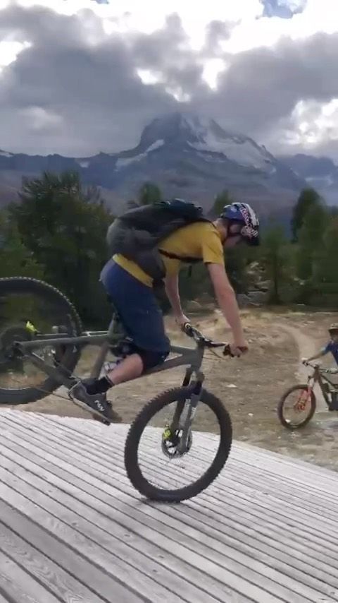 #stoppiesunday 🤩 
.
#hikeandbike #redbullaustria @northwave_de #enduromtb @magura_bicycle @srsuntour_inc #exploremore @ion_bike #mtblife #mountainbikelife #singletrack @evocsports #trailriding #mtb @julbo_eyewear #mtbenduro #technicaltrails @kendatireseurope #ridemoremtb #offroadcycling #northwave_official