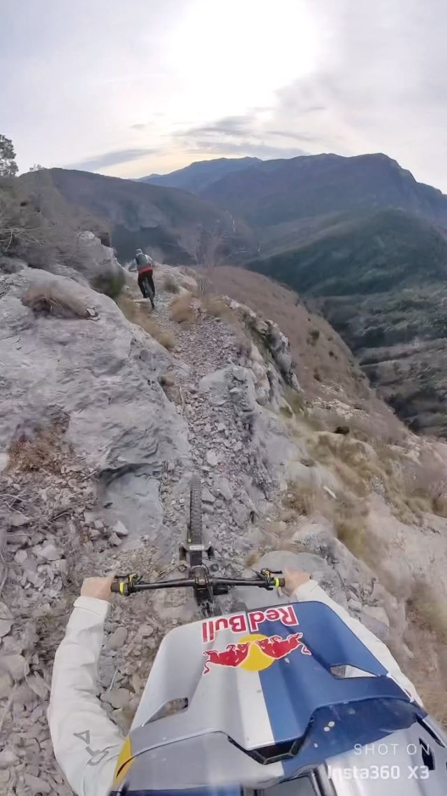 Epic ride | thanks @harald.philipp 🙏😍
.
@redbullaustria @malojaclothing @kendatireseurope @sqlab @magura_bicycle @julbo_eyewear @northwave_official @evocsports @srsuntour_inc