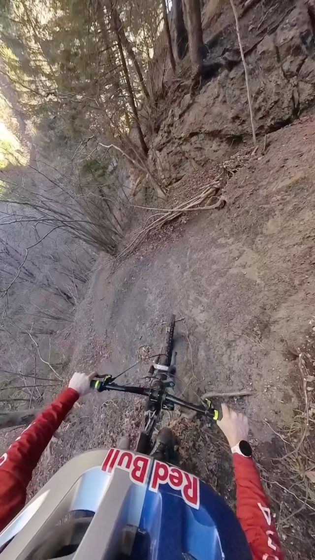 This trail gives me goosebumps! 😱 It’s always hard to show just how steep it is in a POV video, but maybe the two hikers holding the climbing rope can give you an idea! 😅🥳 
.
@evocsports @ion_bike @julbo_eyewear @kendatireseurope @magura_bicycle @malojaclothing @northwave_de @northwave_official @redbullaustria @srsuntour_inc @sqlab
.
#mountainbiking #mtb #mtblife #mtbenduro #enduromtb #hikeandbike #technicaltrails #singletrack #mountainbikelife  #trailriding #ridemoremtb #getoutandride #exploremore #offroadcycling
.
Shot on @insta360 X3