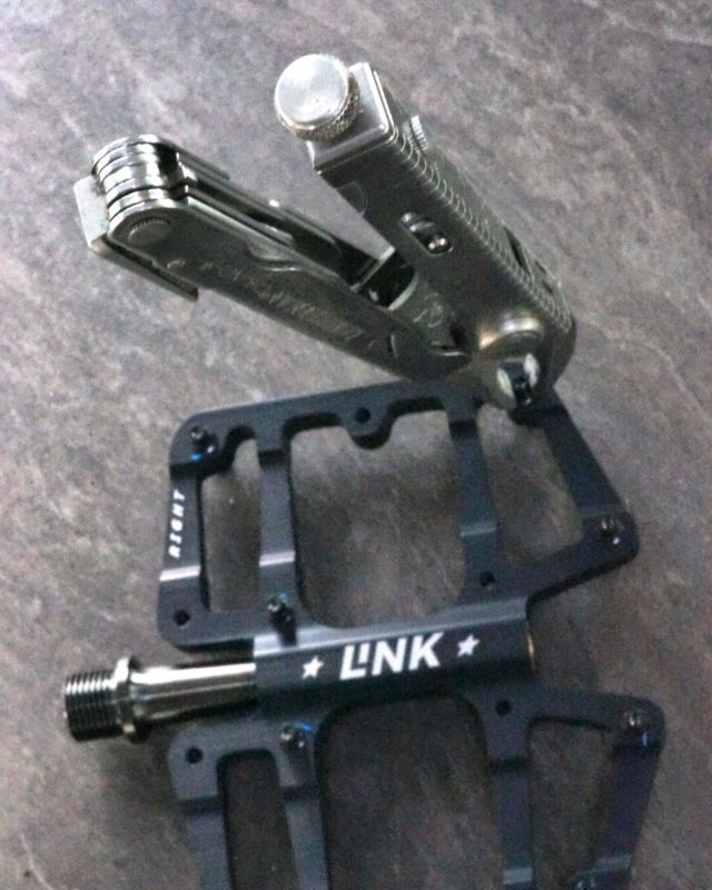 The Leatherman Crunch - the must-have tool for mountain bike riders & nerds. With its unique locking pliers function, it can grab onto any screw or bolt, even tiny ones on pedals. Don't hit the trails without one! #Leatherman #Crunch #MountainBiking #LockingPliers #Tools

@leatherman_deutschland #LeathermanCrunch #meinständigerbegleiter #jackofalltrades #LeathermanExperience #AlleskönnerFürAlleskönner #Crunch #lockingpliers