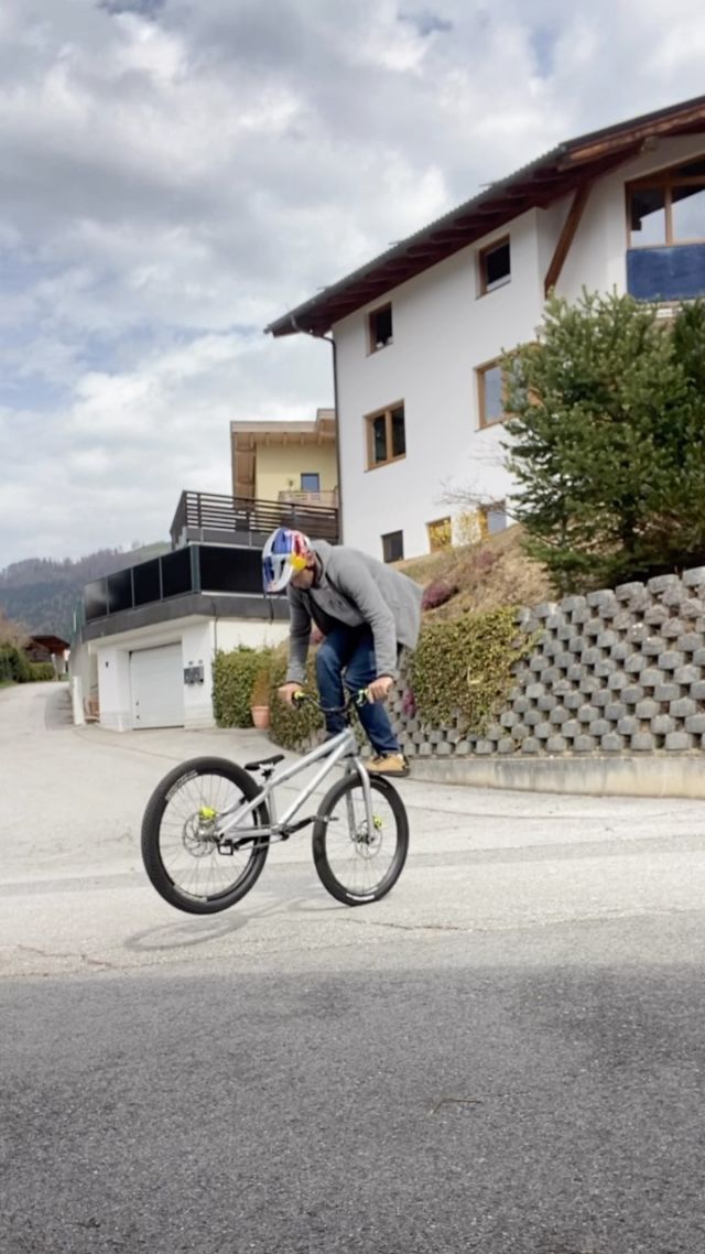 Thanks for the tip @inspiredbybicycles - those downside footjam whips get a little better now 😅
.
Footjam whips are not really my thing. I personally prefer to stay on my pedals 😅 Less danger of getting a taste of these pins in my shin!