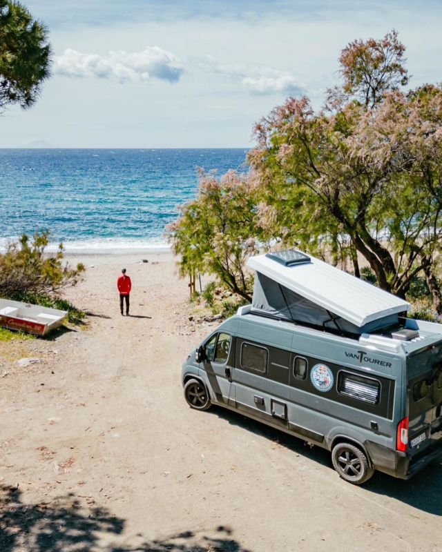 Elba delivered big time! 🤩 
.
Thanks for the awesome trip @snacked.studios , @martinbissig & @elbafreeride 🙏 Can‘t wait to show you guys what we‘ve been up to 😁!
.
Elba is even better with a camper by the way. Maybe not in high season, but this time of the year you are free with finding amazing spots to stay overnight! Thanks @vantourerkastenwagen for giving me that freedom & for supporting my work 🤙 You‘re the best!