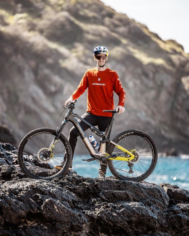 There it is. My new partner in crime. The @haibikeofficial #Lyke. 
.
It clearly pedals like an ebike yet still handles like an analogue one. I can get 1.300 vertical meters of climbing out of the 430Wh battery with the @fazua_official #ride60 while still have a bike that’s super agile & playful! And when the battery is gone - I just slide in a fully charged one 😅🥂
.
Any questions about the bike? Let me know in the comments ✌️
.
📸 by @martinbissig 🙏

#haibike #weareeperformance #eperformance 
.
@evocsports @julbo_eyewear @kendatireseurope @magura_bicycle @malojaclothing @northwave_de @northwave_official @redbullaustria @srsuntour_inc @sqlab @oneupcomponents #worklessridemore #getoneup
.
#mountainbiking #mtb #mtblife #mtbenduro #enduromtb #hikeandbike #technicaltrails #singletrack #mountainbikelife  #trailriding #ridemoremtb #getoutandride #exploremore #offroadcycling #ebike